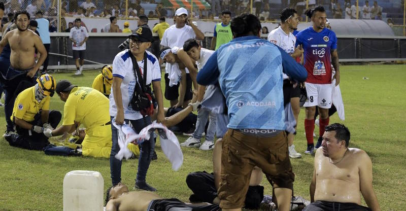 Confusão durante partida de futebol em El Salvador deixa 12 mortos e dezenas de feridos
