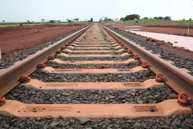 Projeto da ferrovia para baratear o transporte de grãos do Mato Grosso aos portos do Norte do País tem sido sinônimo de violação de direitos para os indígenas (Crédito:Agência Brasil/Arquivo)