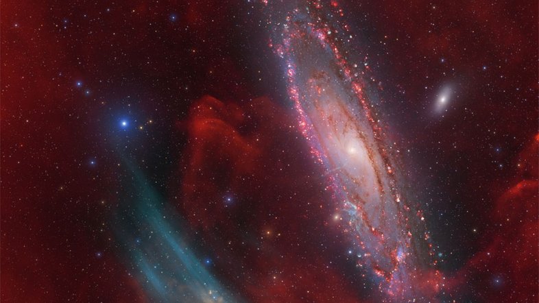 Por que existem arcos emissores de oxigênio na direção da Galáxia de Andrômeda (M31)? Ninguém sabe ao certo. Os arcos de gás, vistos em azul nesta imagem, foram descobertos, pela primeira vez, no ano passado. Há a possibilidade de eles estarem realmente próximos de Andrômeda, mas também é provável que sejam filamentos da nossa galáxia, a Via Láctea. Para aumentar o mistério, outras galáxias mais distantes não foram observadas como tendo estruturas emissoras de oxigênio semelhantes. A Galáxia de Andrômeda fica a aproximadamente 2,5 milhões de anos-luz de distância, na direção da Constelação de Andrômeda