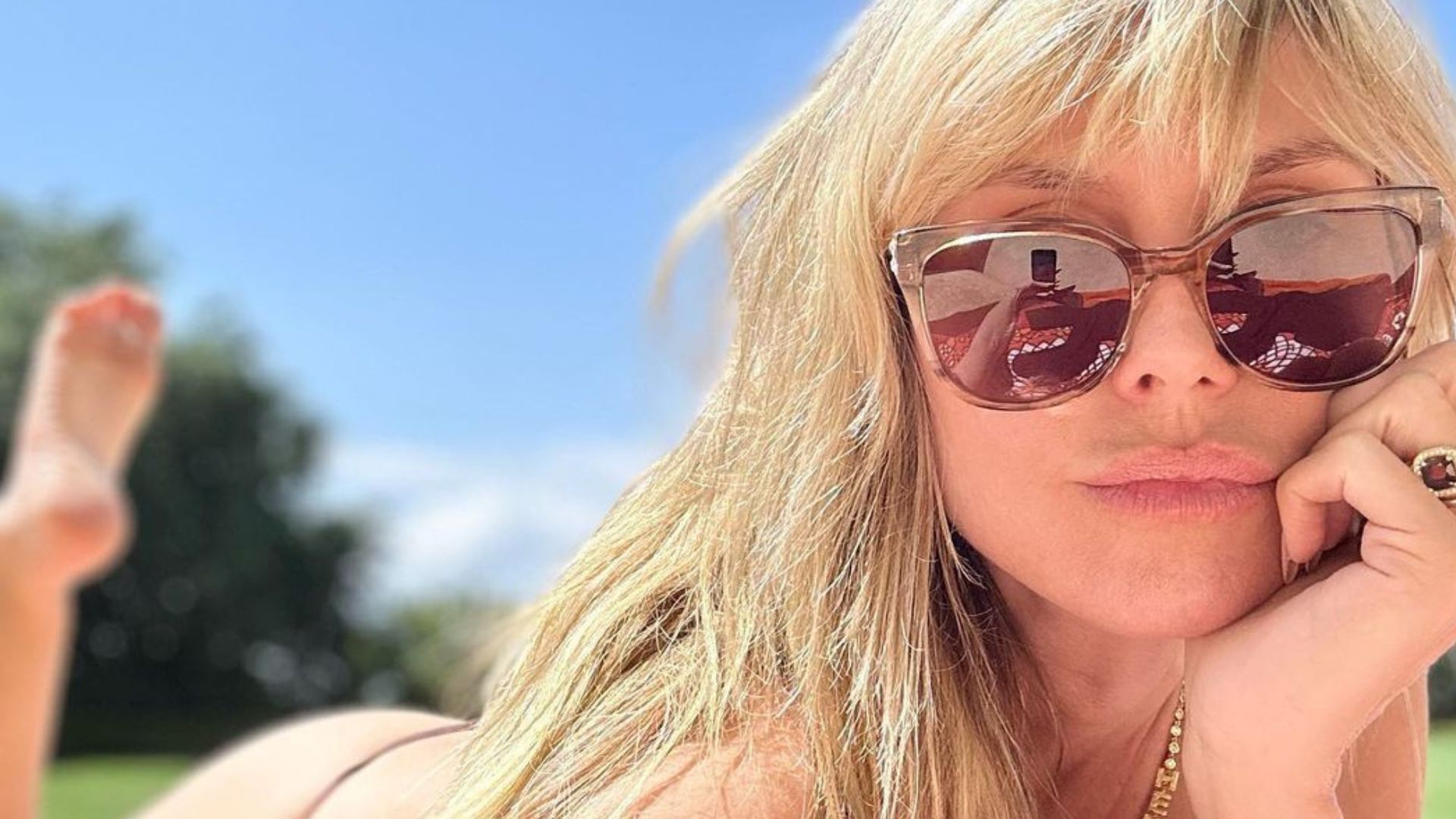 Heidi Klum posa 'topless' e mostra dia de folga no Instagram