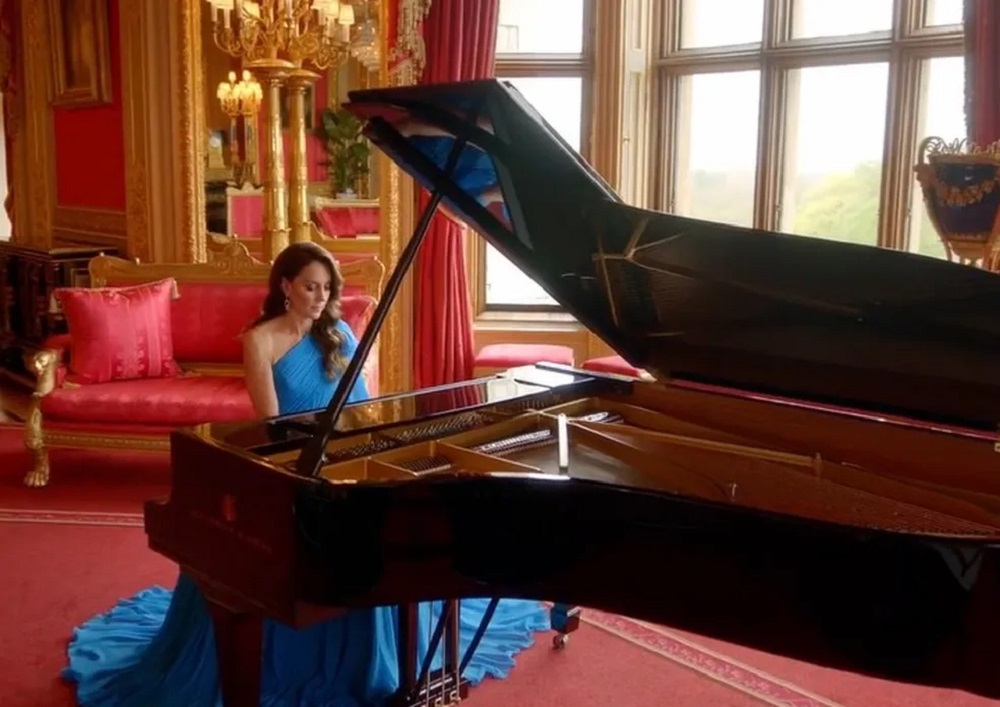 Kate Middleton faz surpresa em evento e toca piano em homenagem à Ucrânia; veja