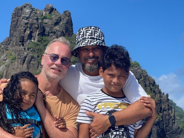Luiz Fernando Guimarães faz declaração apaixonada ao marido: 'Meu moreno lindo' 21 Luiz Fernando Guimarães faz declaração apaixonada ao marido: 'Meu moreno lindo'