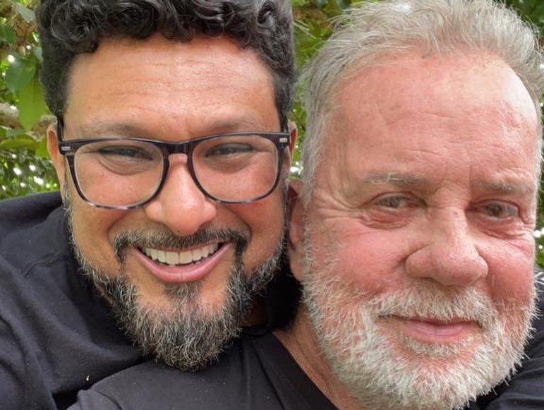 Luiz Fernando Guimarães faz declaração apaixonada ao marido: 'Meu moreno lindo' 23 Luiz Fernando Guimarães faz declaração apaixonada ao marido: 'Meu moreno lindo'