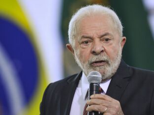 Lula e prefeito de Campinas batem boca por causa de casas de 15 m²