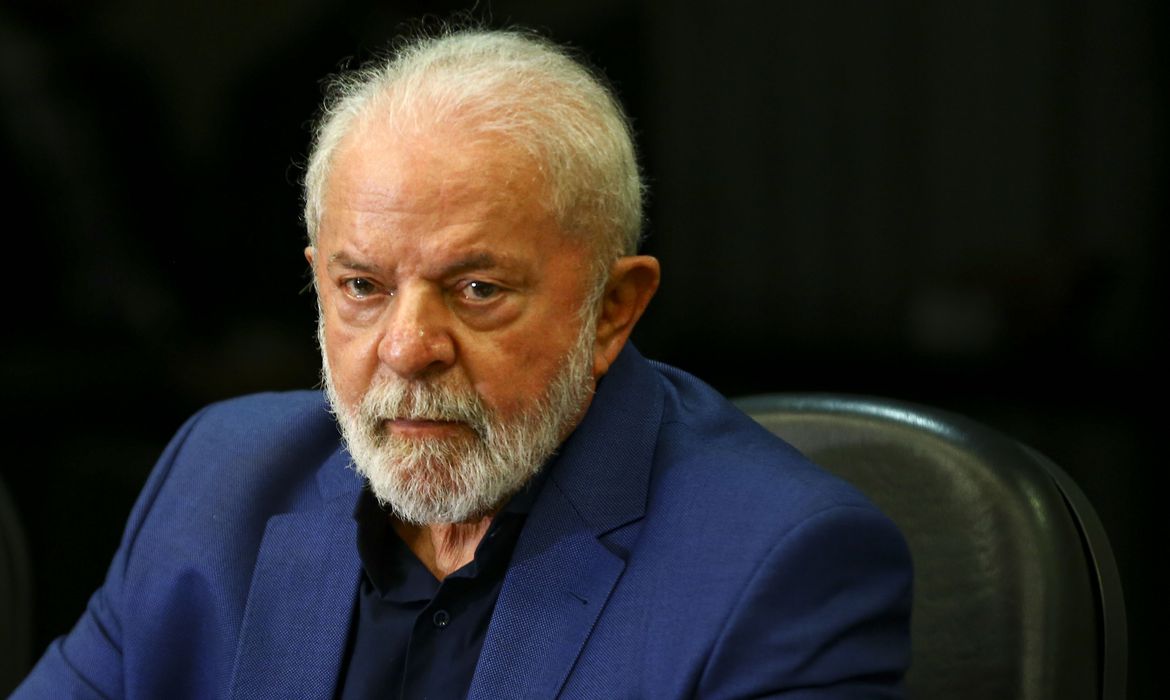 Lula vai a Hospital realizar exames no quadril para revisão de rotina pós-operatória