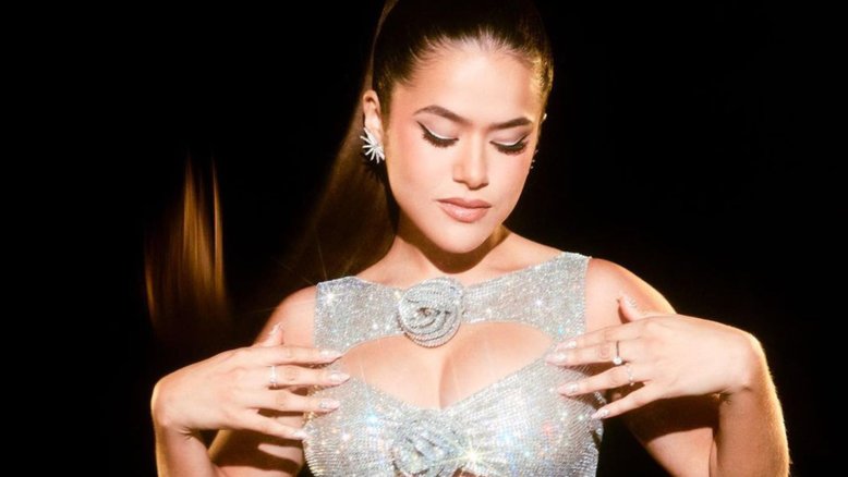 Maisa elege look brilhante com decote ousado para comemoração de seus 21 anos