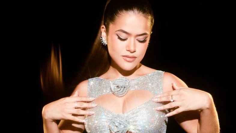 Maisa elege look brilhante com decote ousado para comemoração de seus 21 anos