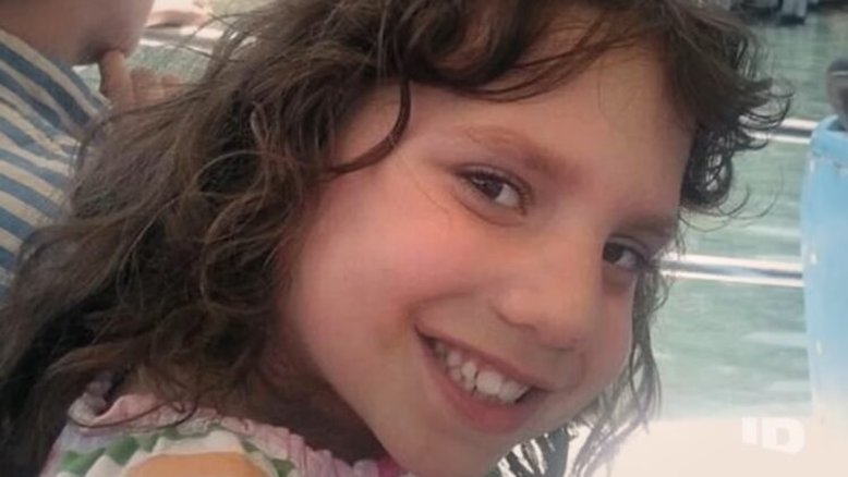 Adulta 'disfarçada de criança' aterroriza casal que a adotou nos EUA