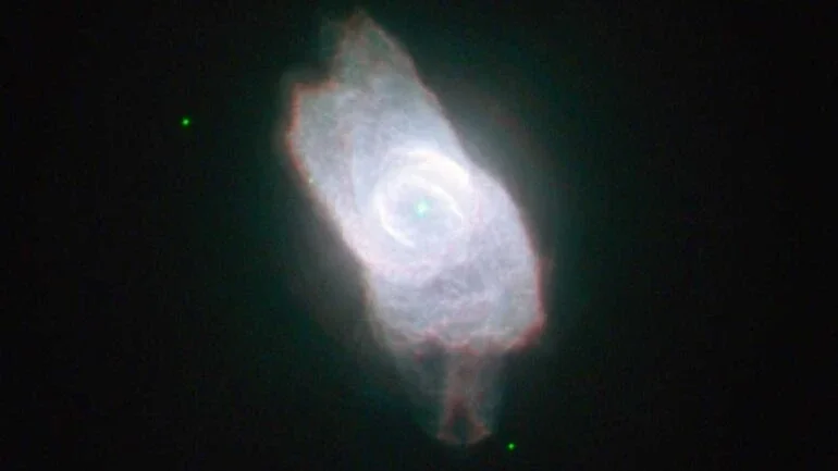 A nebulosa planetária NGC 6572 é um exemplo muito brilhante desses belos objetos celestes. Nebulosas planetárias são criadas durante os estágios finais da evolução de estrelas que ejetam gás e emitem intensa radiação ultravioleta. Localizada a cerca de 3,5 mil anos-luz, na direção da Constelação do Serpentário, NGC 6572 começou a liberar seus gases há alguns milhares de anos, o que a torna relativamente jovem. Por conta disso, o material por ela expelido ainda está bastante concentrado, o que a torna excepcionalmente cintilante. Esse envelope de gás está atualmente se dispersando no espaço a uma velocidade de cerca de 15 quilômetros por segundo