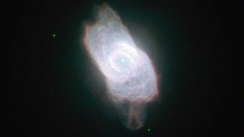 A nebulosa planetária NGC 6572 é um exemplo muito brilhante desses belos objetos celestes. Nebulosas planetárias são criadas durante os estágios finais da evolução de estrelas que ejetam gás e emitem intensa radiação ultravioleta. Localizada a cerca de 3,5 mil anos-luz, na direção da Constelação do Serpentário, NGC 6572 começou a liberar seus gases há alguns milhares de anos, o que a torna relativamente jovem. Por conta disso, o material por ela expelido ainda está bastante concentrado, o que a torna excepcionalmente cintilante. Esse envelope de gás está atualmente se dispersando no espaço a uma velocidade de cerca de 15 quilômetros por segundo