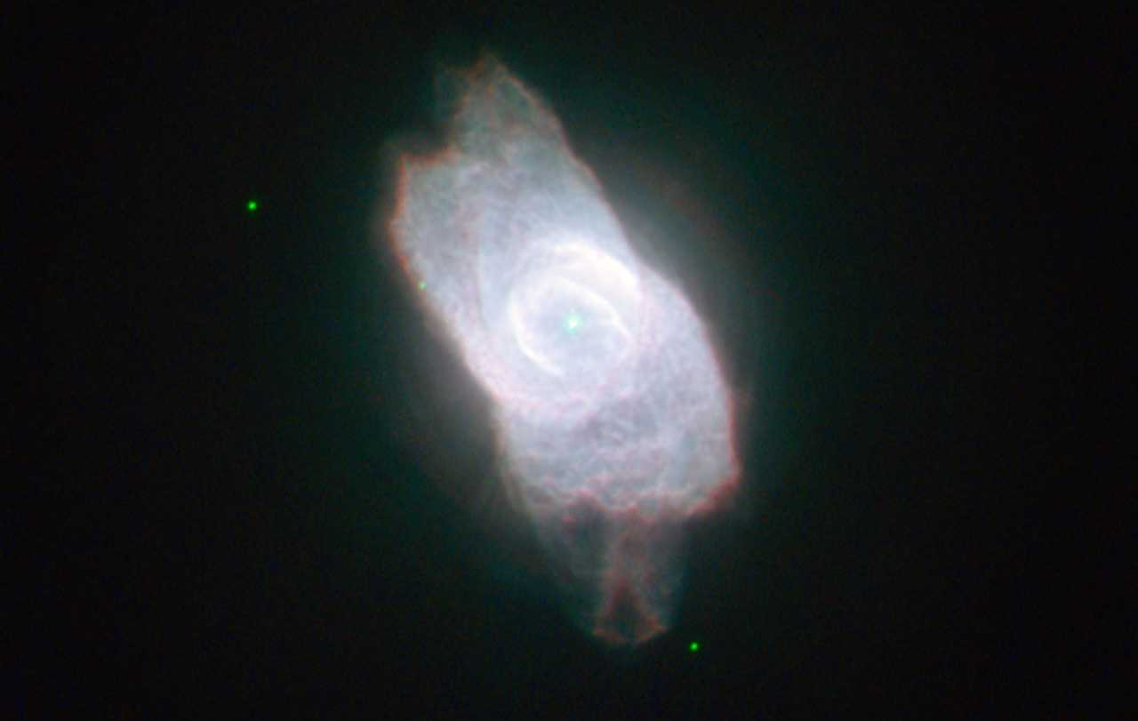 A nebulosa planetária NGC 6572 é um exemplo muito brilhante desses belos objetos celestes. Nebulosas planetárias são criadas durante os estágios finais da evolução de estrelas que ejetam gás e emitem intensa radiação ultravioleta. Localizada a cerca de 3,5 mil anos-luz, na direção da Constelação do Serpentário, NGC 6572 começou a liberar seus gases há alguns milhares de anos, o que a torna relativamente jovem. Por conta disso, o material por ela expelido ainda está bastante concentrado, o que a torna excepcionalmente cintilante. Esse envelope de gás está atualmente se dispersando no espaço a uma velocidade de cerca de 15 quilômetros por segundo
