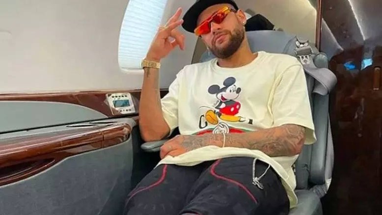 Neymar exibe jatinho de R$ 222 milhões na redes sociais com amigos