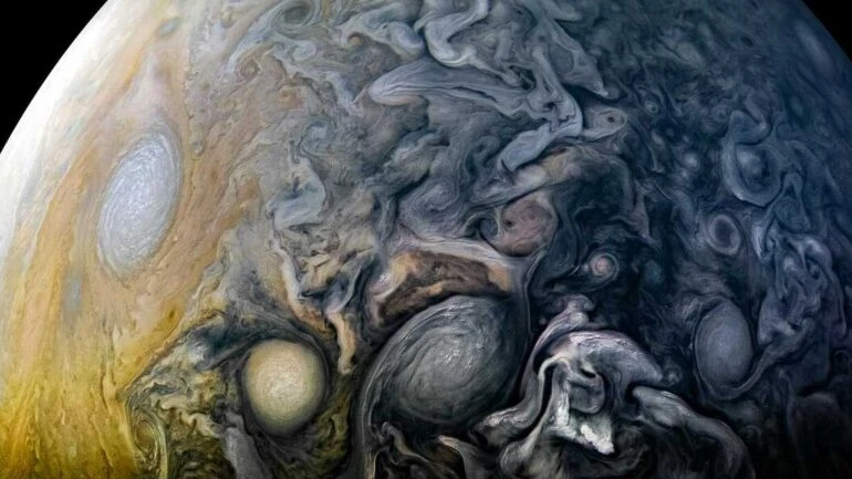 Padrões intrincados de nuvens no Hemisfério Norte de Júpiter são destacados nesta imagem, feita pela espaçonave Juno, da NASA, em abril de 2018. No momento em que este registro foi feito, o equipamento estava a cerca de 12 mil quilômetros do topo das nuvens do planeta, a uma latitude norte de 50,2 graus. Júpiter é composto essencialmente de hidrogênio. Suas nuvens complexas são feitas de cristais de amônia congelados, sob as quais ocorrem inúmeras tempestades violentas, que duram vários anos