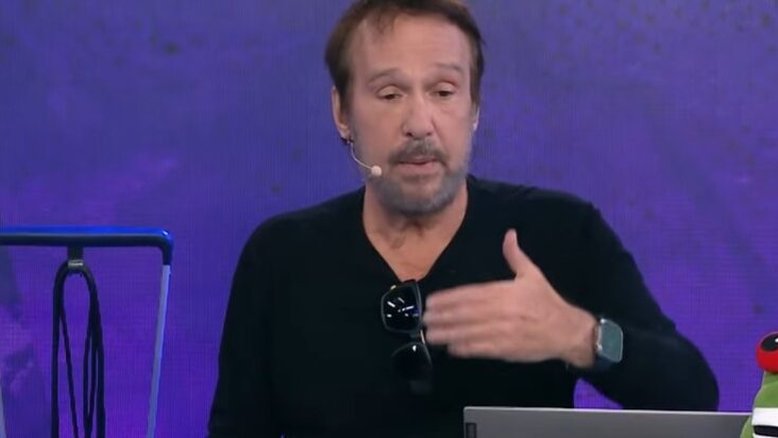 Abatido e mais magro, Emilio Surita volta ao comando do programa 'Pânico' após diagnóstico de câncer