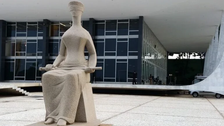 Ministro do STF dá 30 dias para PF concluir perícia de imagens