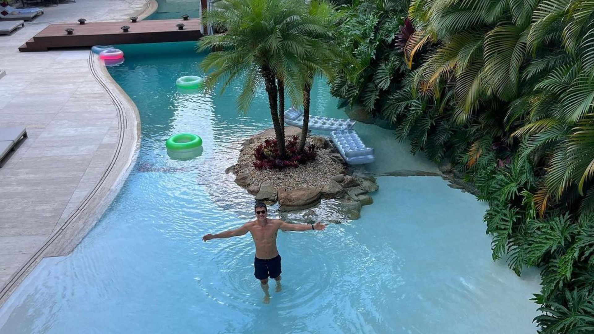 Com cascata e formato de Ilha: veja fotos da piscina de Rodrigo Faro que 'dispensou' ajuda de prestador de serviço
