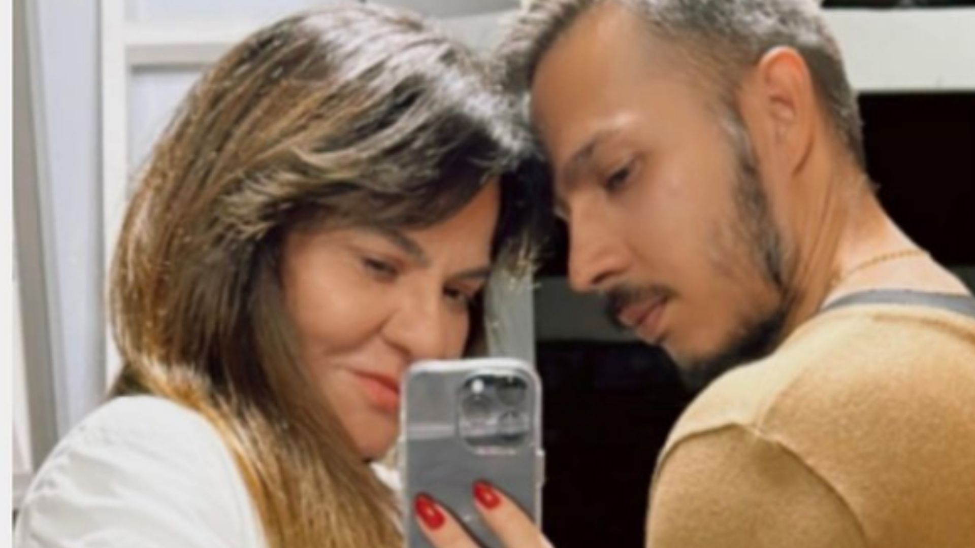 Mãe de Isis Valverde se declara ao namorado, que completa 33 anos: 'Meu gato'