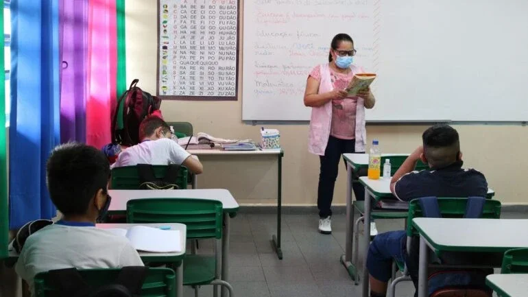 Uso de Chat GPT em aulas da rede pública de SP é retrocesso, dizem especialistas