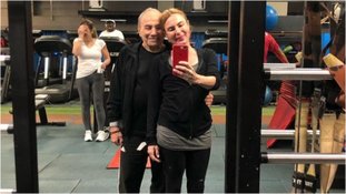Stênio Garcia esbanja saúde na academia, aos 91 anos, ao lado da esposa