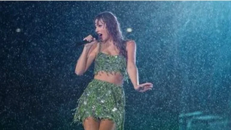 Fãs de Taylor Swift vendem por R$ 1,2 mil água da chuva durante shows nos EUA