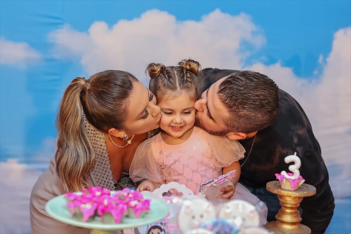 Natália Toscano e Zé Neto posam com a filha Angelina