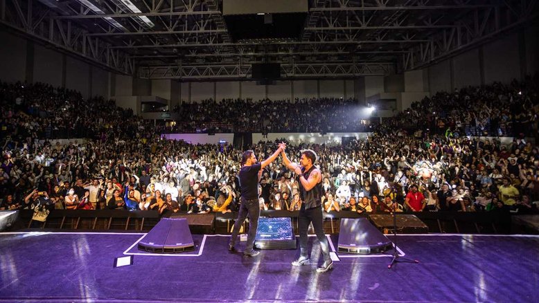 Zezé Di Camargo e Luciano durante apresentação em Assunção, no Paraguai
