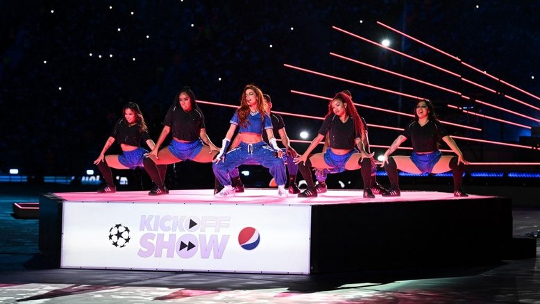 Anitta cantou no final da Champions League