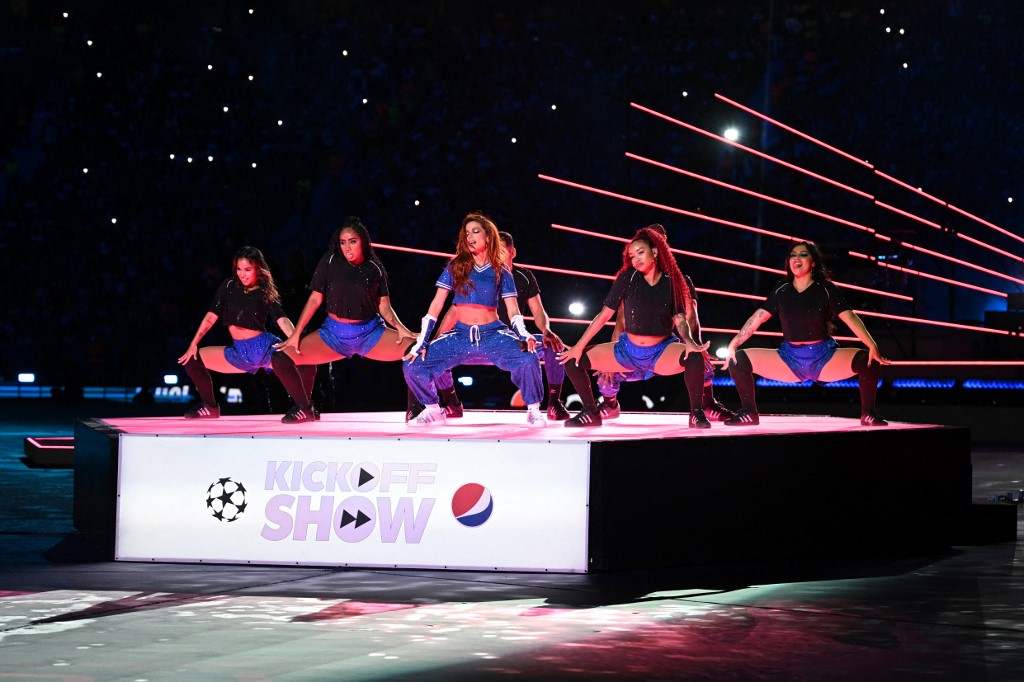 Anitta cantou no final da Champions League