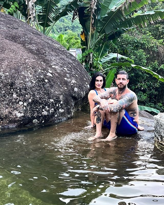 Cleo curte a natureza ao lado do marido e exibe curvas em biquíni transparente 