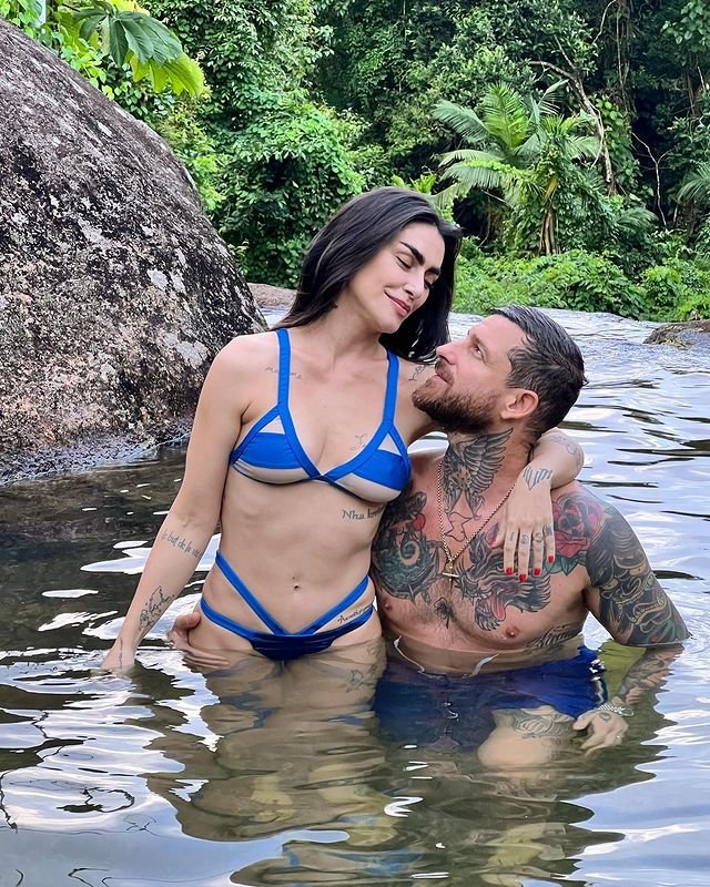 Cleo curte a natureza ao lado do marido e exibe curvas em biquíni transparente 