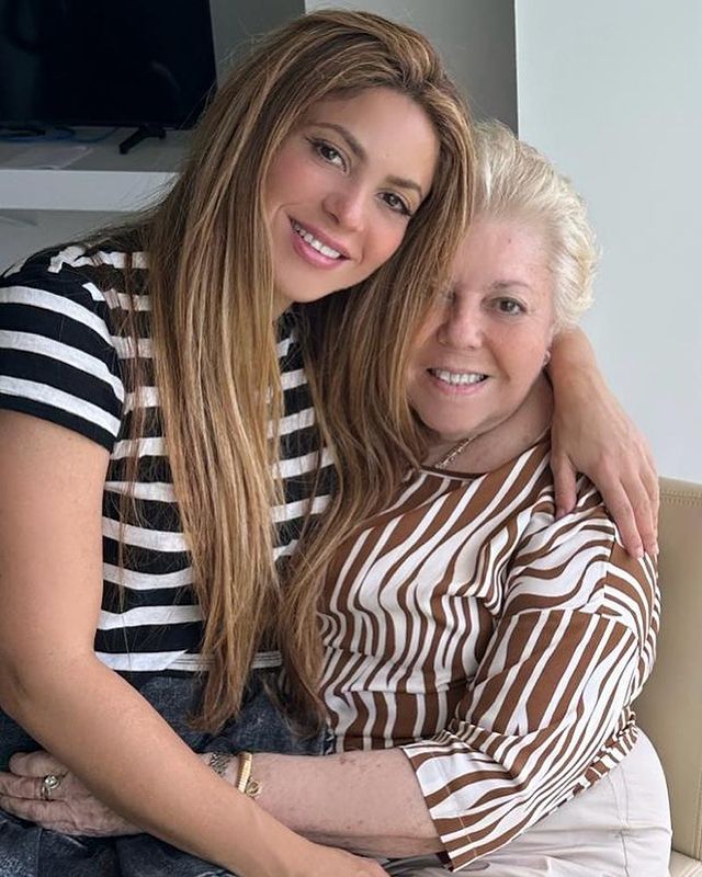 Shakira publica clique ao lado da mãe e semelhança impressiona