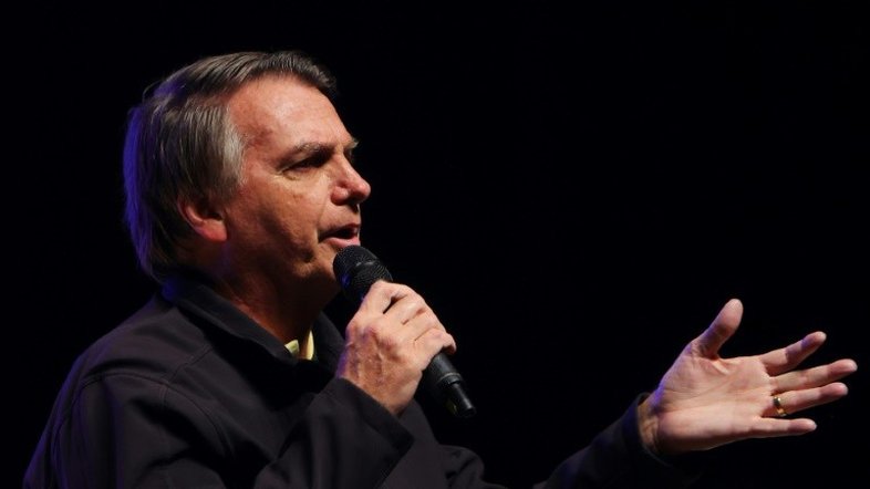 Bolsonaro diz que fará três cirurgias em setembro