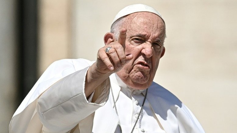 Papa fez terapia respiratória mas está bem e almoçou com médicos