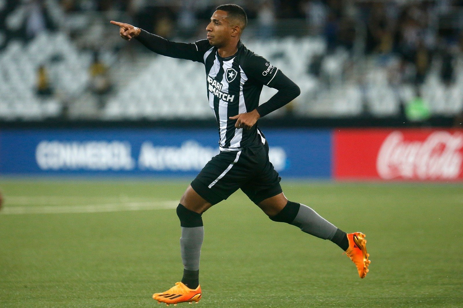 Lucas Perri analisa atuação do Botafogo, elogia LDU e projeta jogo
