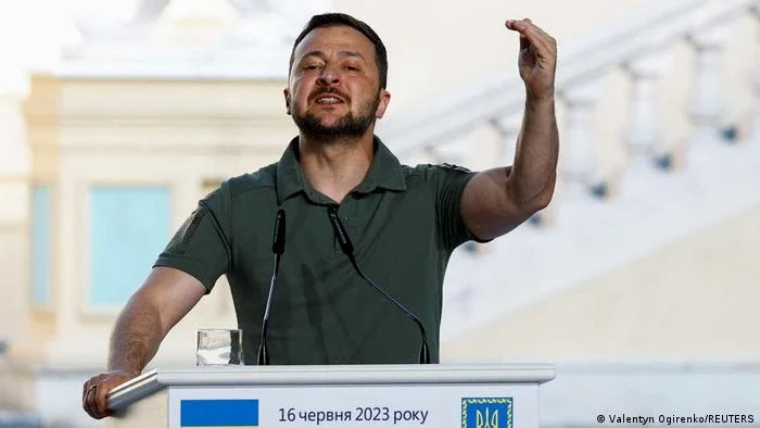 Zelenski diz que motim sinaliza "autodestruição" da Rússia