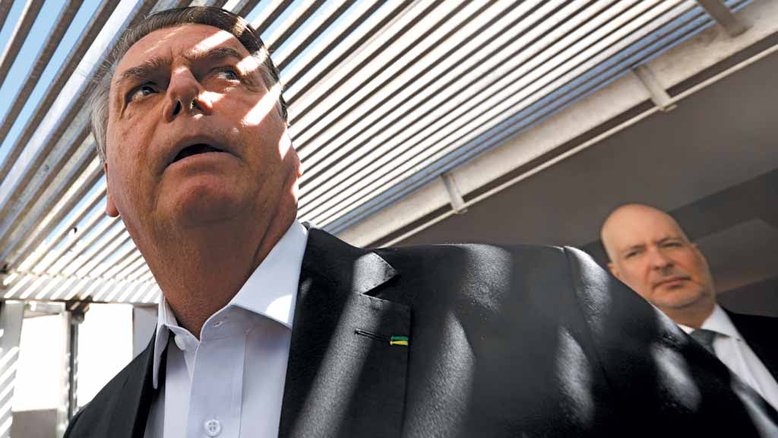 ACUADO Jair Bolsonaro fala com jornalistas em frente à sua casa em Brasília, após a operação da PF, na quarta-feira, 3: policiais confiscaram seu celular (Crédito:Cristiano Mariz)