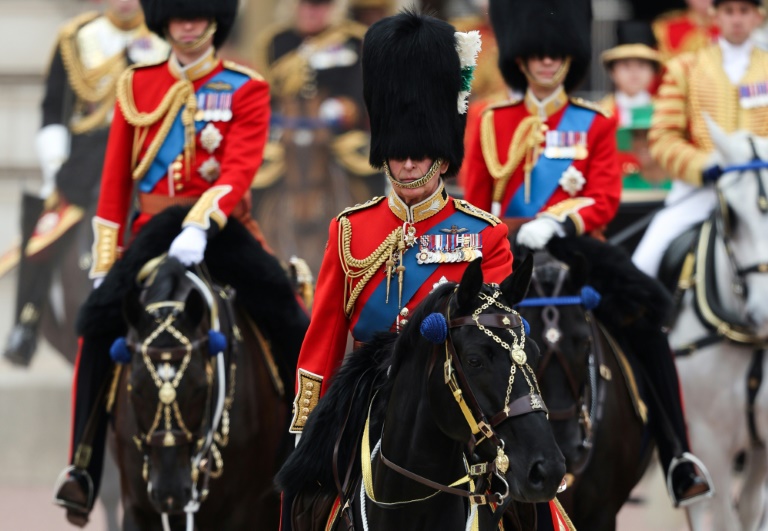 Rei Charles participa da primeira parada do seu aniversário oficial
