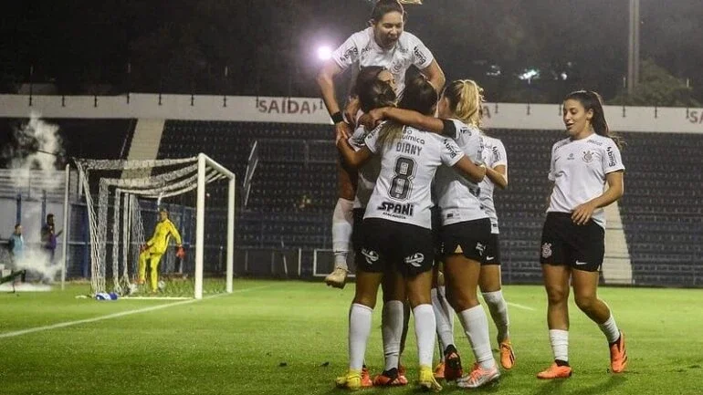 Corinthians bate Palmeiras na Colômbia e é tetra da Libertadores na despedida de Arthur Elias