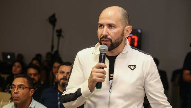 Valdecir Rabelo, por meio do departamento de tecnologia da VR Advogados, estabeleceu-se como uma autoridade no combate às práticas abusivas de instituições financeiras, tendo desenvolvido um robô anti-abuso