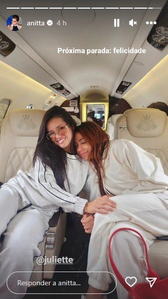 Anitta leva bronca em jatinho em viagem com Juliette: 'Tem que ser chique'