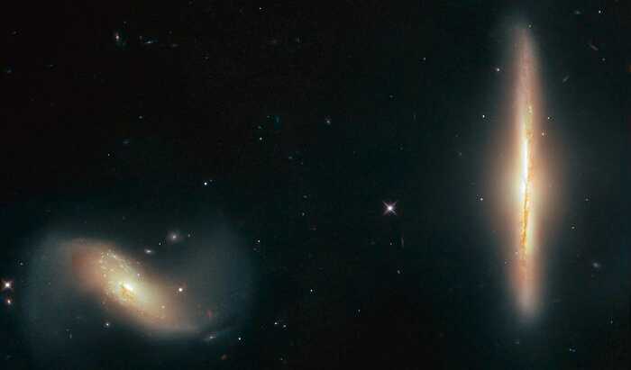 As duas galáxias apresentadas nesta imagem, denominadas NGC 6285 (esquerda) e NGC 6286 (direita), formam a dupla Arp 293. Elas estão interagindo por conta da atração gravitacional mútua, fazendo com que puxem fluxos de gás e poeira entre si, que distorcem suas formas e borram suavemente suas aparências no céu. Arp 293 está na direção da Constelação de Draco e fica a mais de 250 milhões de anos-luz da Terra