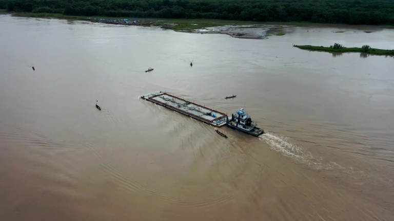 Frame de vídeo feito pela empresa canadense PetroTal mostra indígenas tomando uma barcaça que transporta petróleo no rio Amazonas no Peru, em 8 de junho de 2023