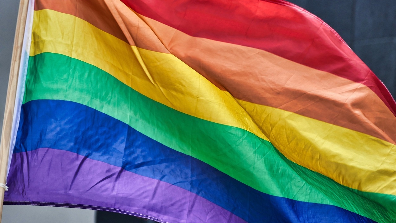 A bandeira do arco-íris é um símbolo do movimento LGBTQIA+