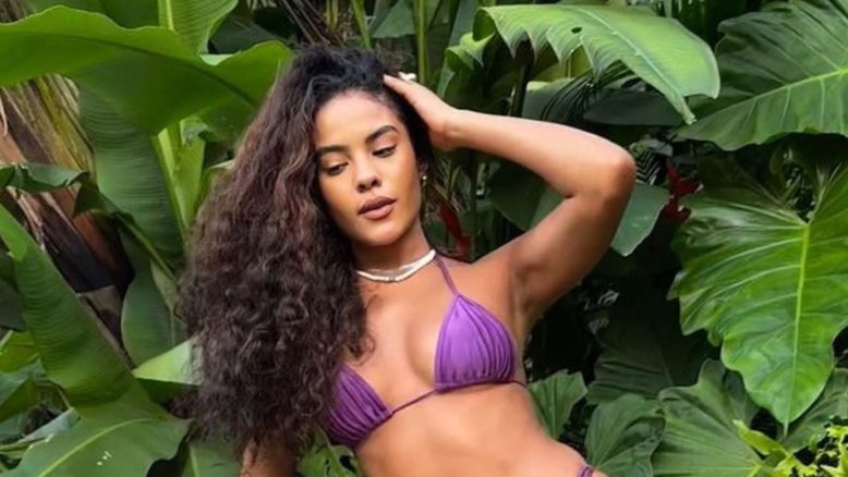 Bella Campos posa de biquíni e MC Cabelinho se derrete: 'Minha gostosa'