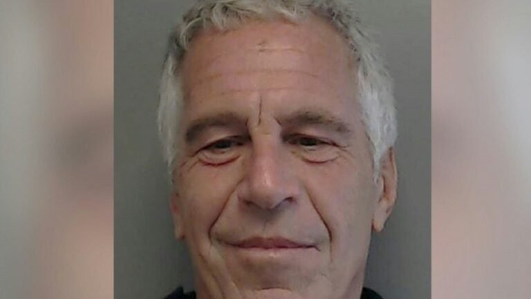 Ex-modelo acusa caça-talentos francês de recrutá-la para Epstein