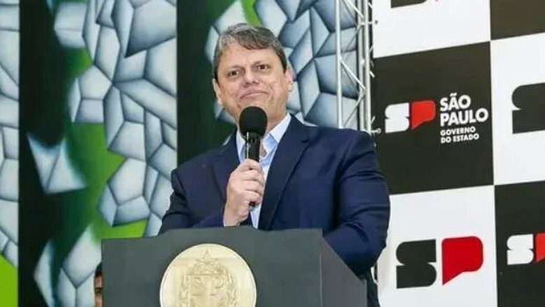 Tarcísio de Freitas sanciona aumento salarial para policiais e promete novos benefícios