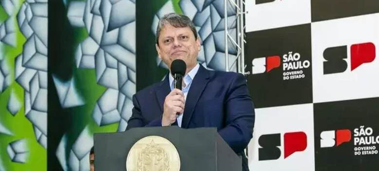 Tarcísio de Freitas sanciona aumento salarial para policiais e promete novos benefícios