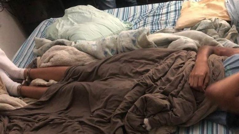 DF: vídeo mostra adolescente sequestrada deitada em cama com os pés algemados