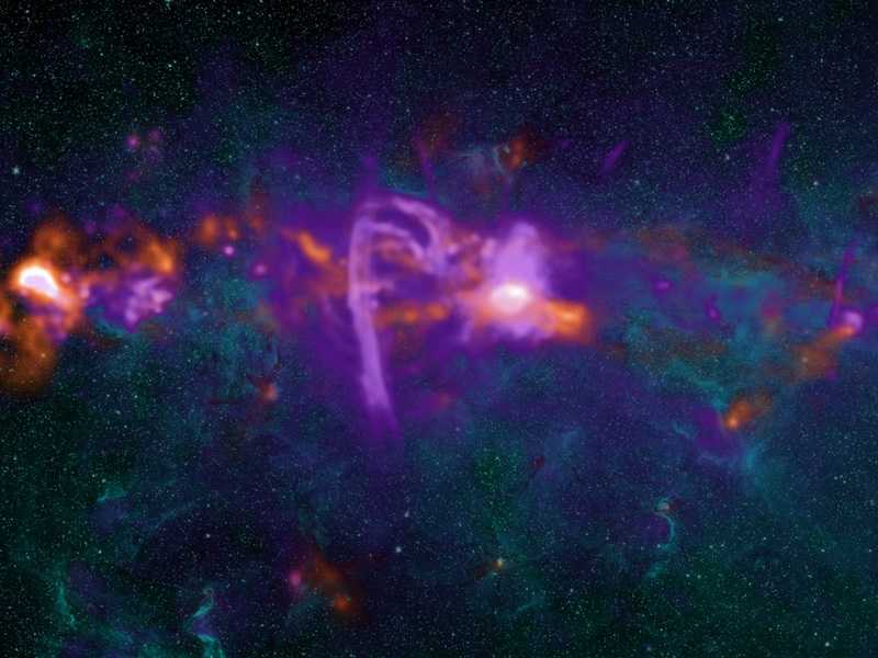 O centro da Via Láctea é um lugar misterioso e complexo. Retratada aqui, em rádio e luz infravermelha, está a região conhecida como Zona Molecular Central. Embora grande parte do que se vê seja em função do gás denso misturado com moléculas, também estão visíveis nesta imagem nebulosas de emissão, iluminadas por estrelas jovens e massivas; brilhantes remanescentes de supernovas e o Arco de Rádio do Centro Galáctico, curvo e em roxo. Entretanto, nessa porção do céu, muitos outros objetos e suas naturezas permanecem desconhecidos. Além de um buraco negro supermassivo, chamado de Sgr A*, o Centro Galáctico também abriga a região de formação estelar mais ativa da galáxia