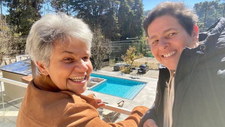 Claudia Rodrigues completa 53 anos e comemora com namorada: 'Muito feliz'